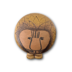 Lisa Larson mellem l�ve figur